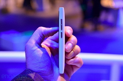 诺基亚N9白色版惊艳亮相 系统更新
